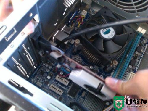 电脑主板怎么装_主板安装到机箱教程