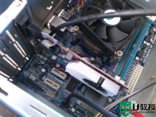 电脑主板怎么装_主板安装到机箱教程