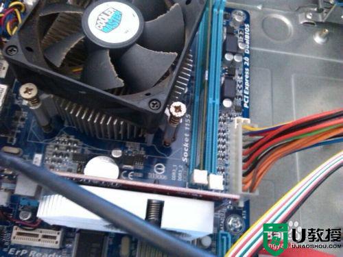 电脑主板怎么装_主板安装到机箱教程