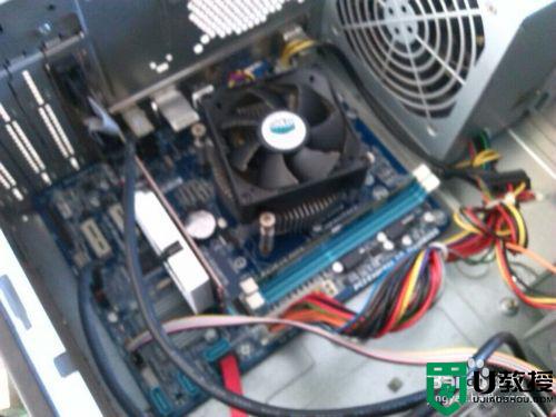 电脑主板怎么装_主板安装到机箱教程