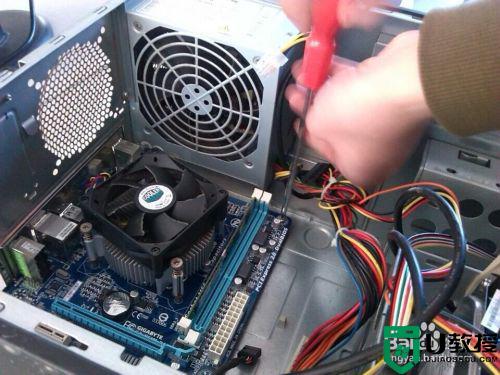 电脑主板怎么装_主板安装到机箱教程