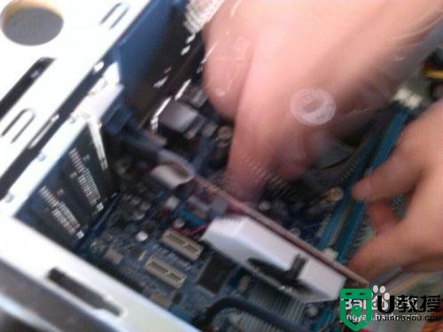 电脑主板怎么装_主板安装到机箱教程