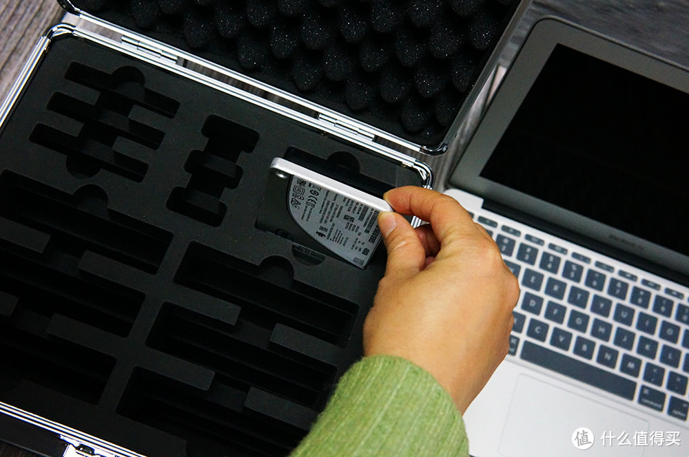 让硬盘有个安稳的家:奥睿科硬盘收纳保护箱评测