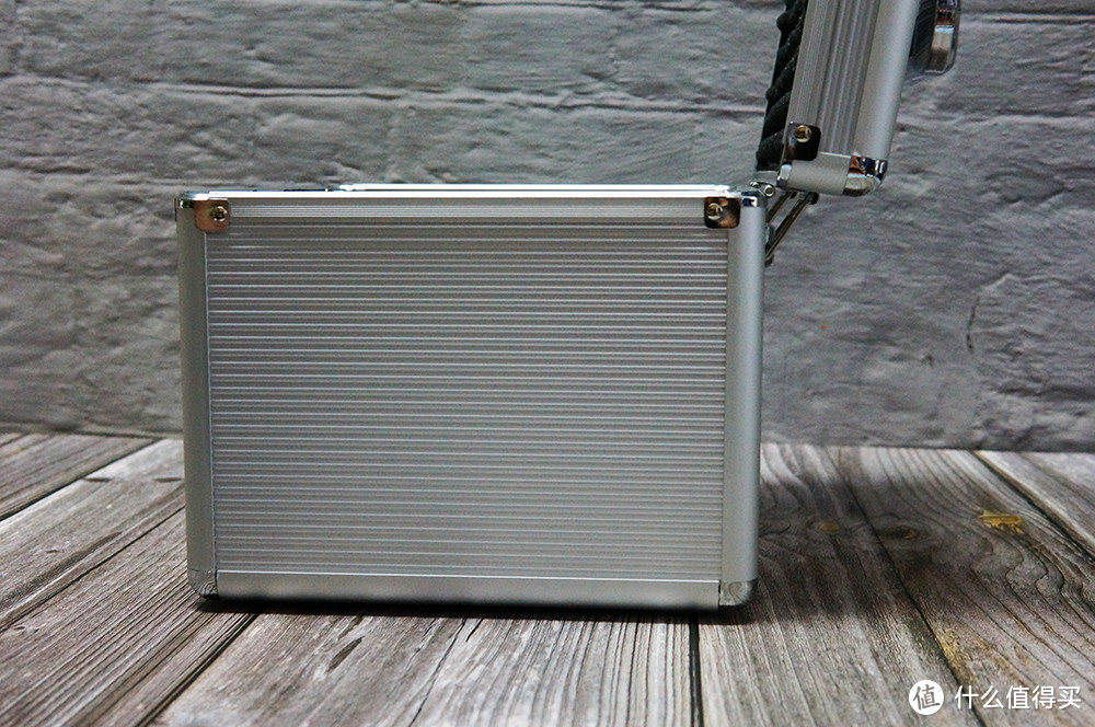 让硬盘有个安稳的家:奥睿科硬盘收纳保护箱评测