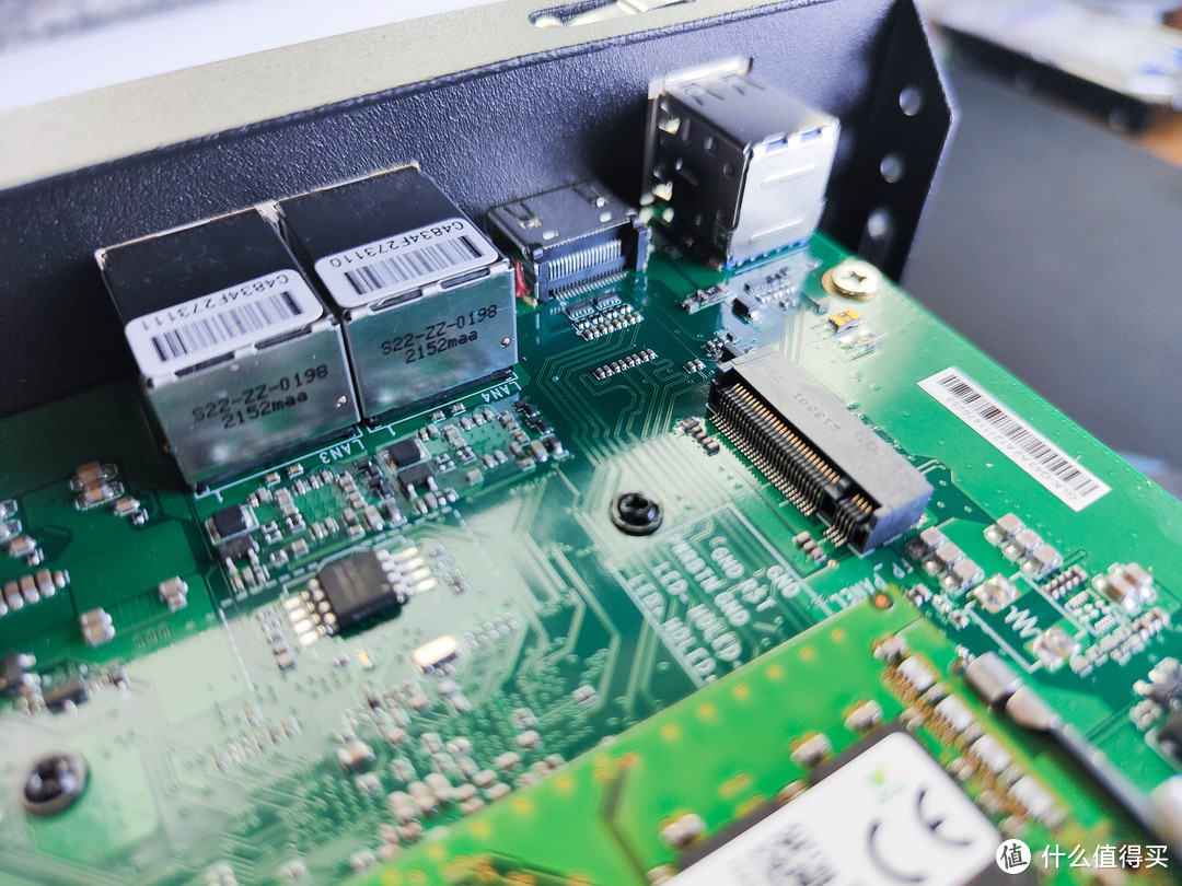 吃了尼卡果实的自由NAS!八千字深扒万由硬件与系统!附赠新手保姆级使用+优化指南!