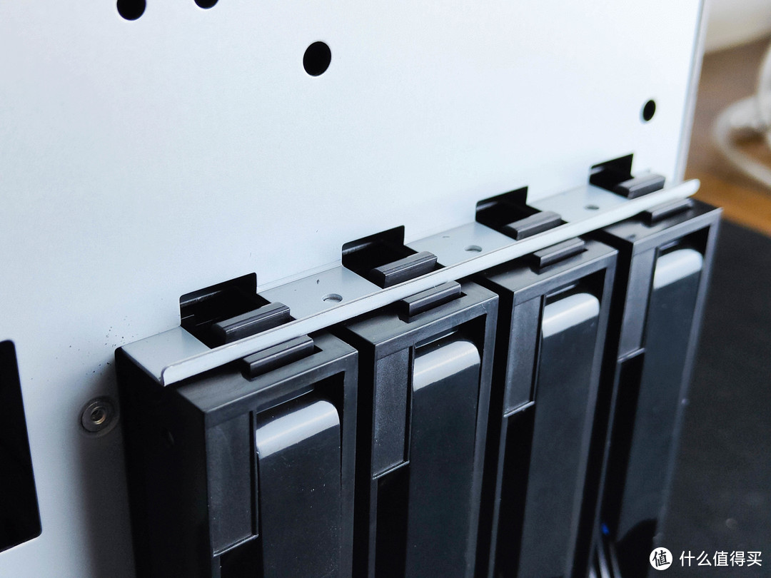 吃了尼卡果实的自由NAS!八千字深扒万由硬件与系统!附赠新手保姆级使用+优化指南!