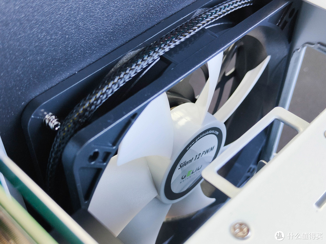 吃了尼卡果实的自由NAS!八千字深扒万由硬件与系统!附赠新手保姆级使用+优化指南!