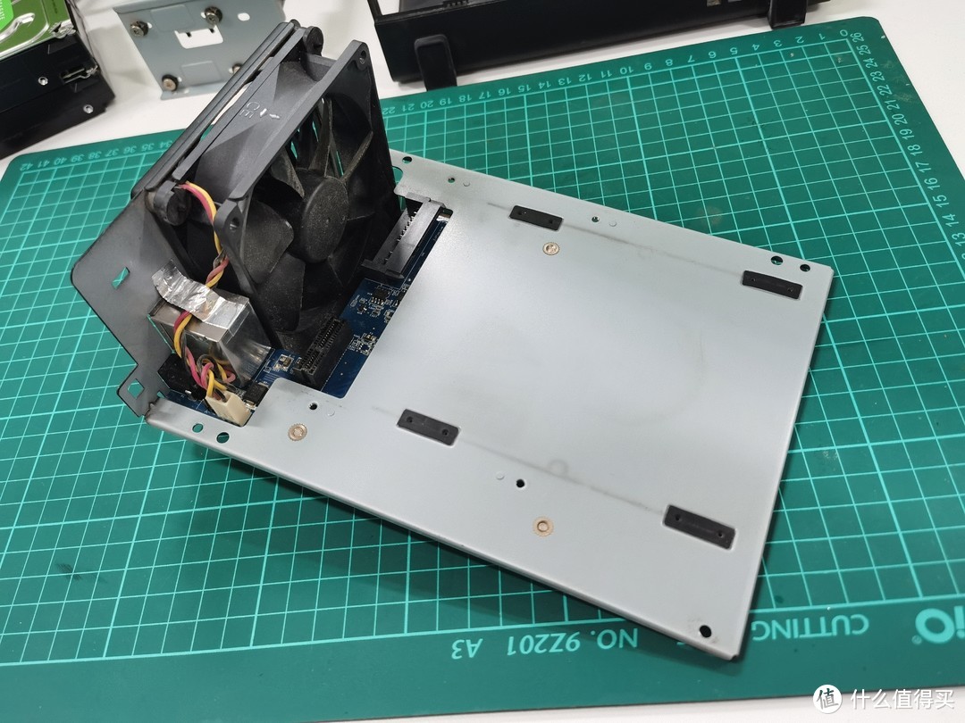 后面板的前面滑动, 等待硬盘架.