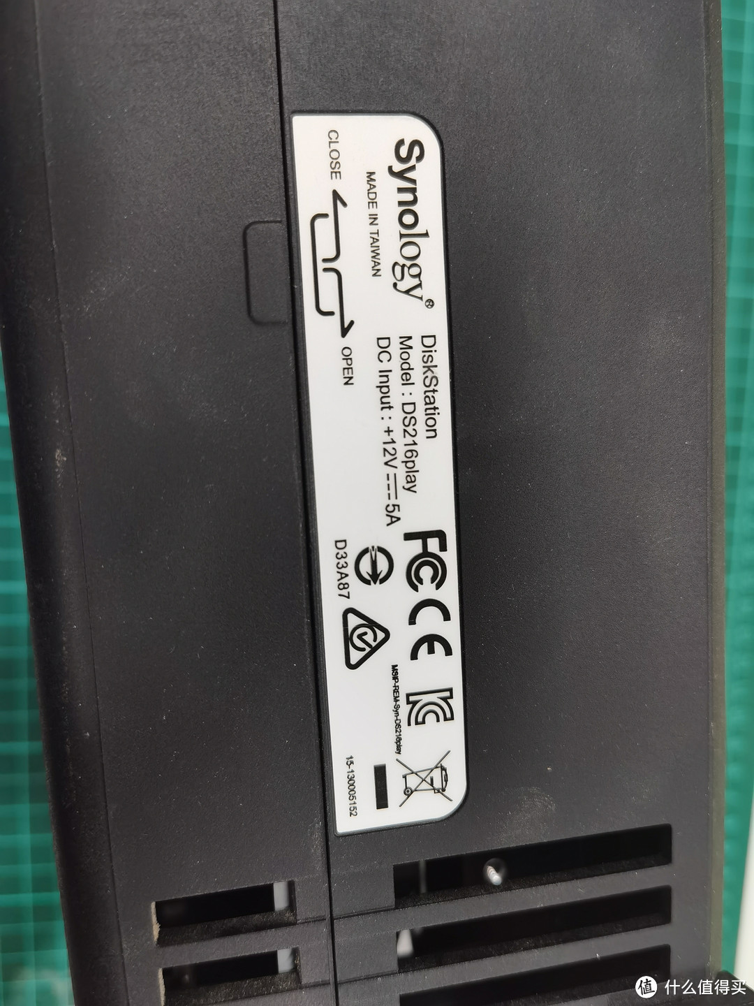 底部标记显示上层壳可以按键打开/关闭的地方