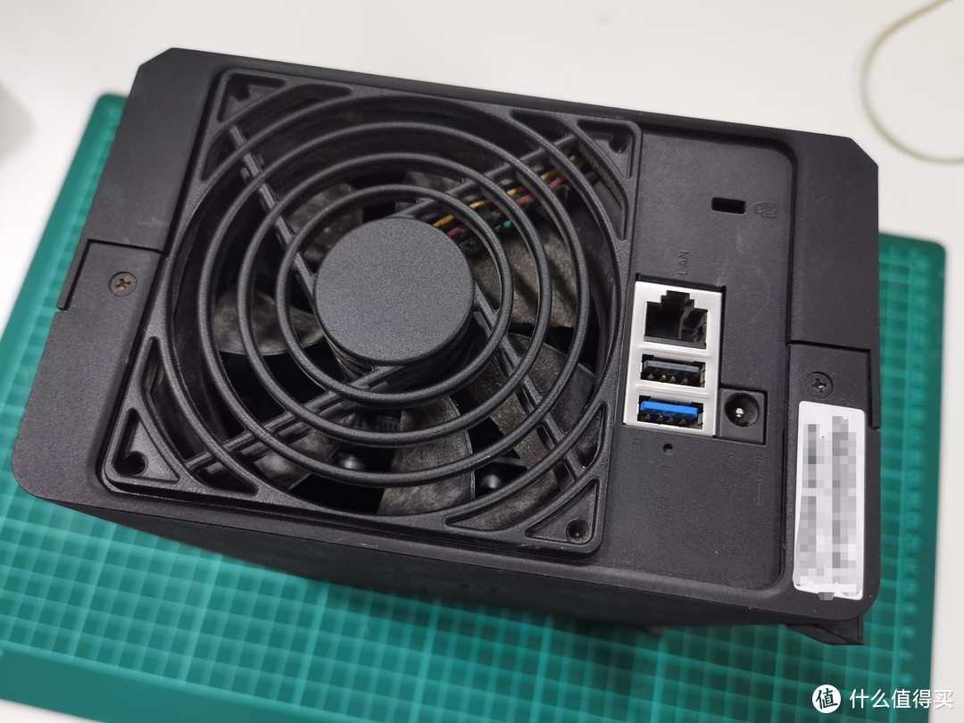 两根螺钉的顶部和底部都螺钉在一起,取得了巨大的成功