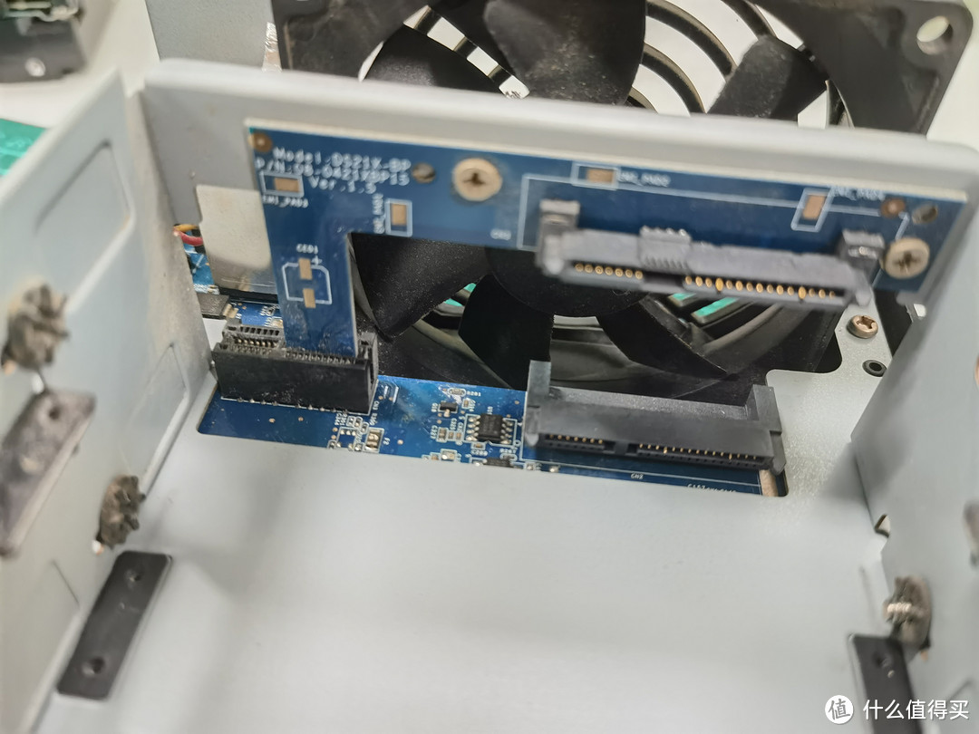 在硬盘架上,把四根螺钉放在硬盘架后面