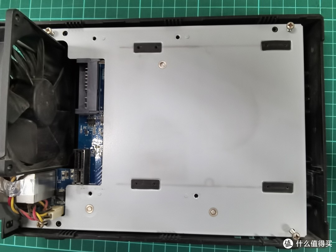 把螺钉放在四角后面