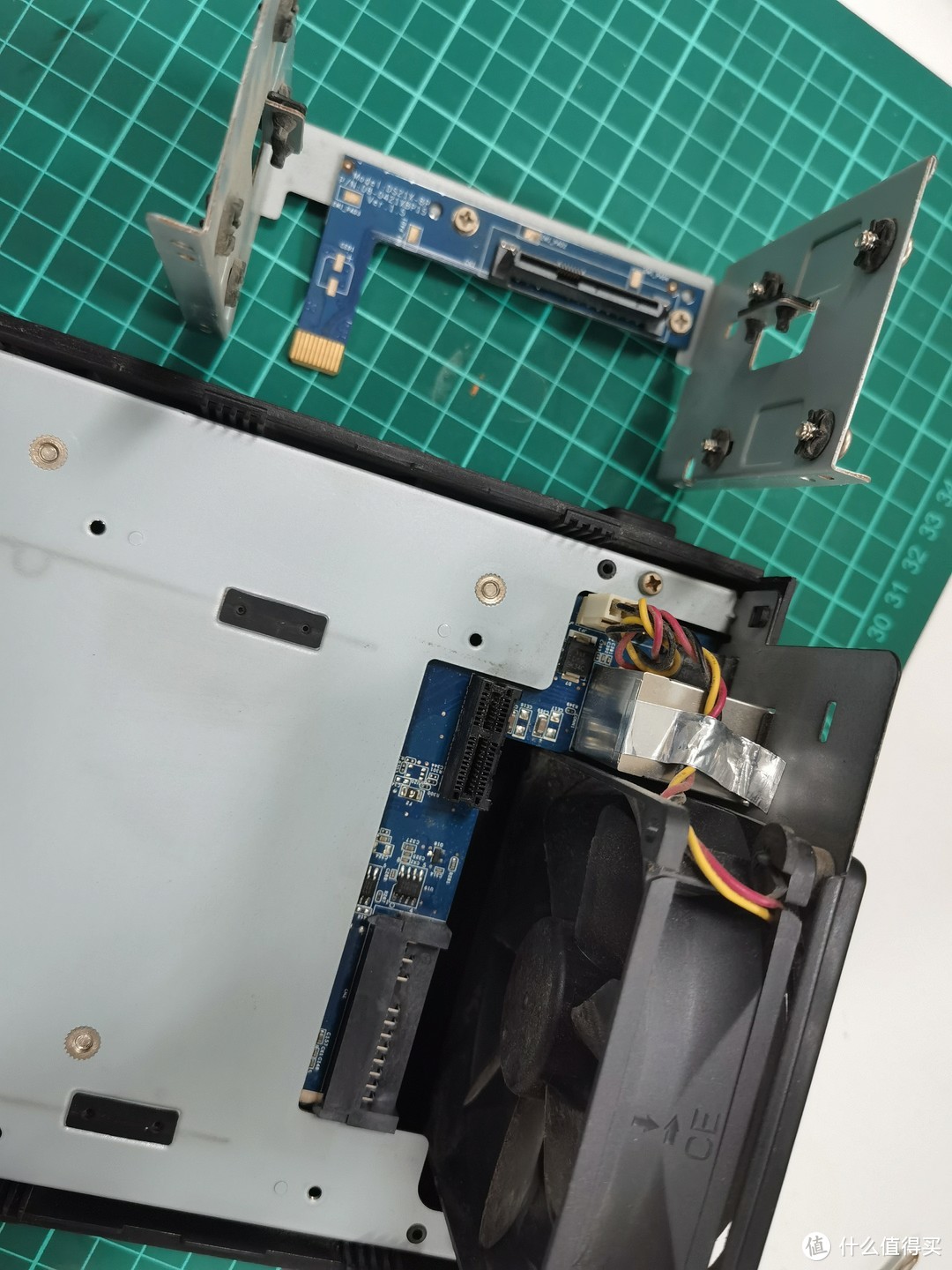 硬盘架上的后盘实际上没有原版,看起来还是焊接了一个空的电容器?