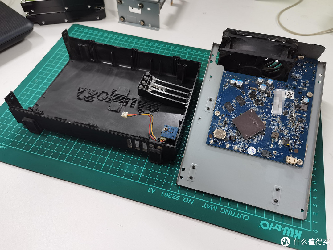 前面的灯光通过导线实现